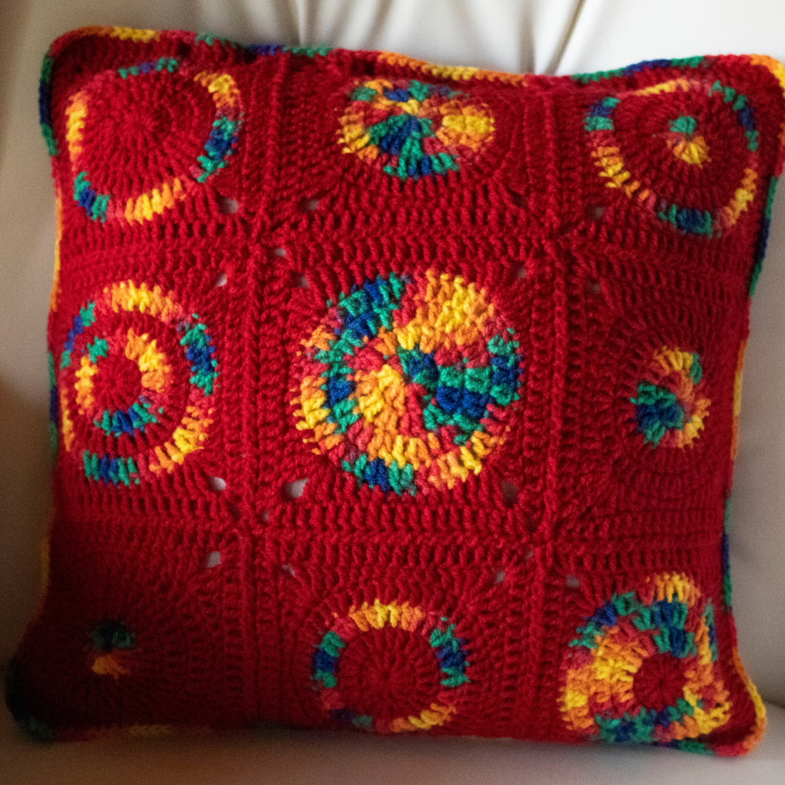 Fata de perna crosetata cu doua fete de 40x40cm.Una dintre fete este din granny squares, iar cealalta monocroma. - accesorii locuință - textile de casă - perne decorative, perne - Artynos.ro