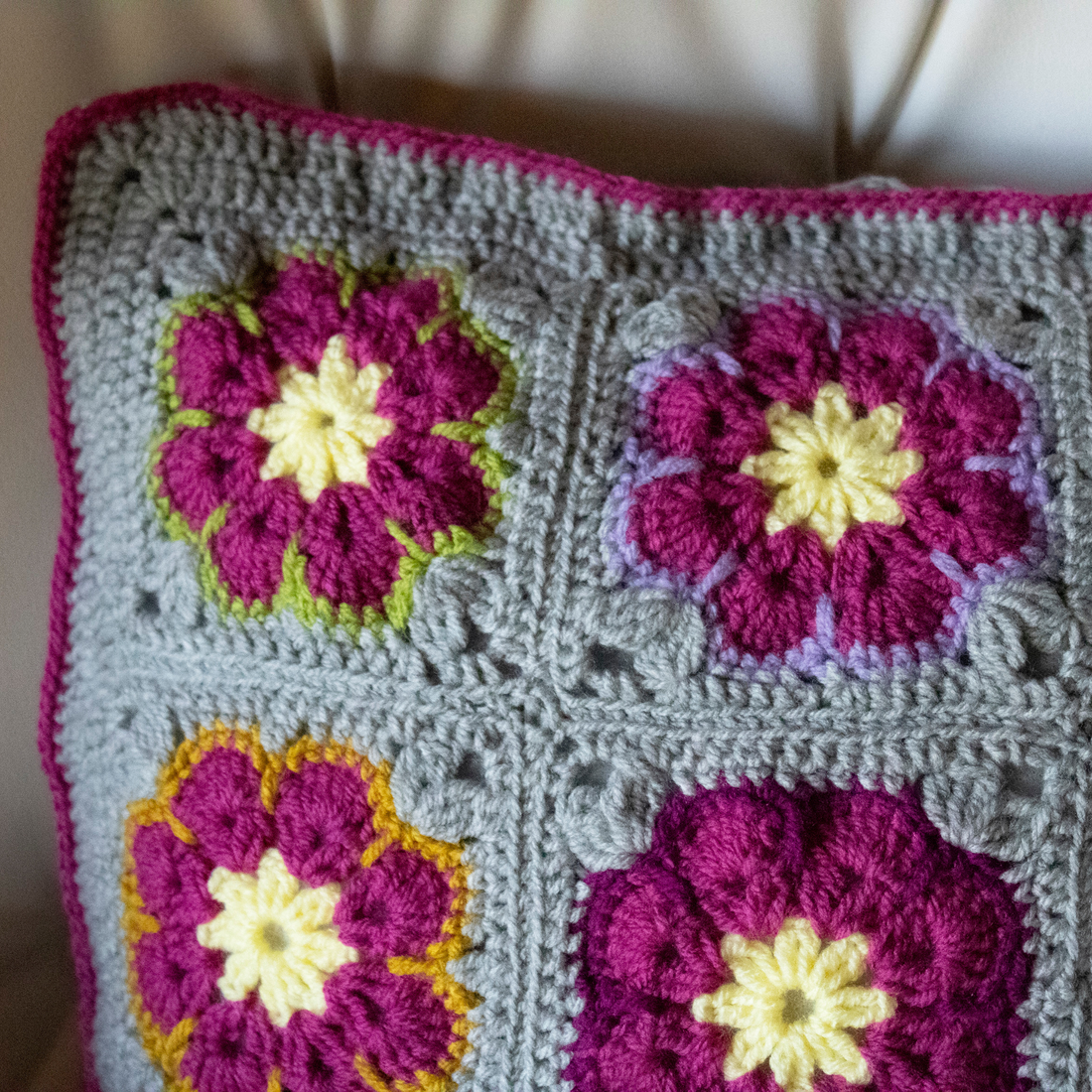 Fata de perna crosetata cu doua fete de 40x40cm.Una dintre fete este din granny squares, iar cealalta monocroma. - casă & stil de viață - textile de casă - perne decorative, perne - Artynos.ro