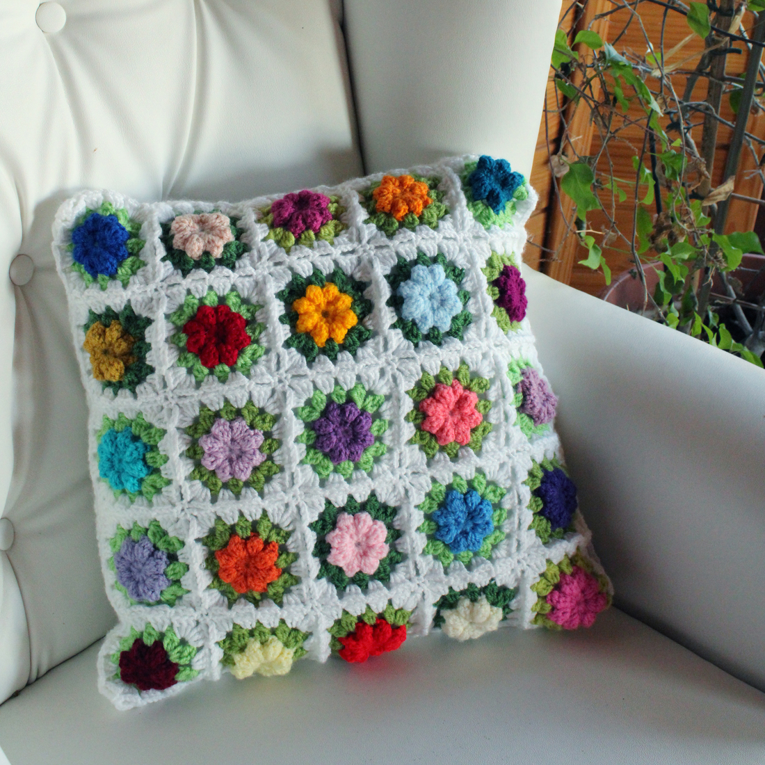 Fata de perna crosetata cu doua fete de 40x40cm.Una dintre fete este din granny squares, iar cealalta simpla. - casă & stil de viață - textile de casă - perne decorative, perne - Artynos.ro