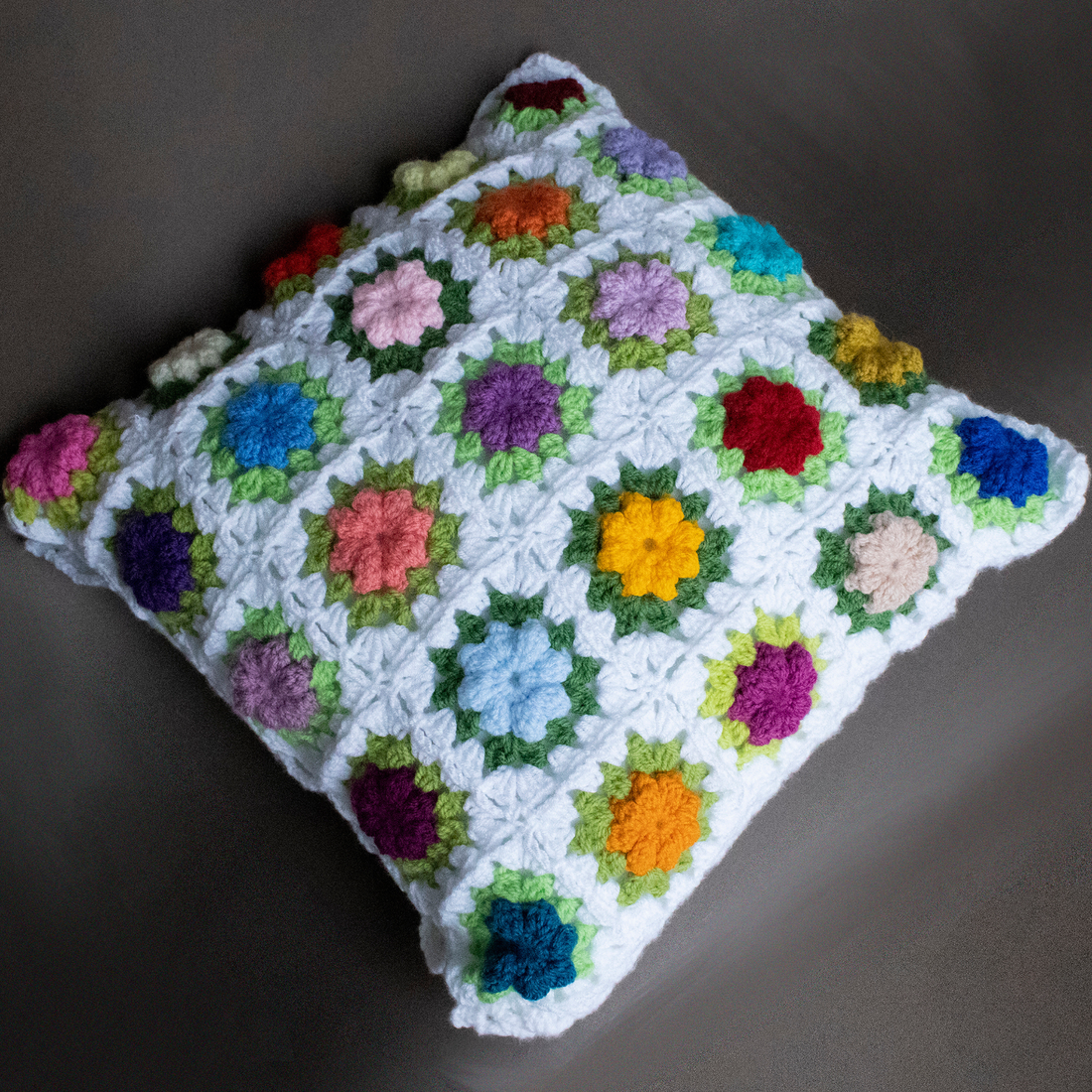 Fata de perna crosetata cu doua fete de 40x40cm.Una dintre fete este din granny squares, iar cealalta simpla. - casă & stil de viață - textile de casă - perne decorative, perne - Artynos.ro