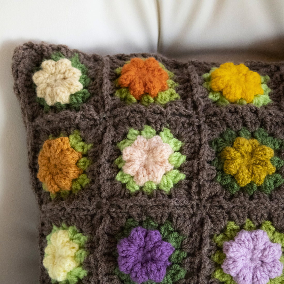 Fata de perna crosetata cu doua fete de 40x40cm.Una dintre fete este din granny squares, iar cealalta simpla. - casă & stil de viață - textile de casă - perne decorative, perne - Artynos.ro