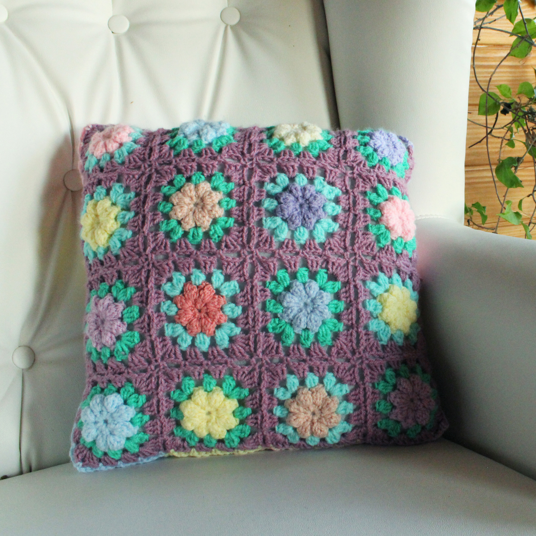 Fata de perna crosetata cu doua fete de 35x35cm.Una dintre fete este din granny squares, iar cealalta simpla. - accesorii locuință - textile de casă - perne decorative, perne - Artynos.ro