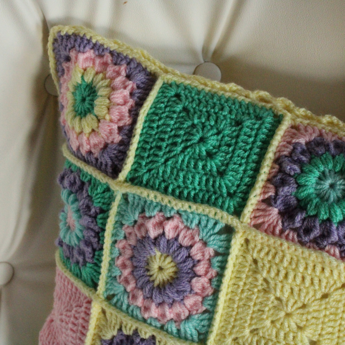 Fata de perna crosetata cu doua fete de 40x40cm.Una dintre fete este din granny squares, iar cealalta simpla. - casă & stil de viață - textile de casă - perne decorative, perne - Artynos.ro