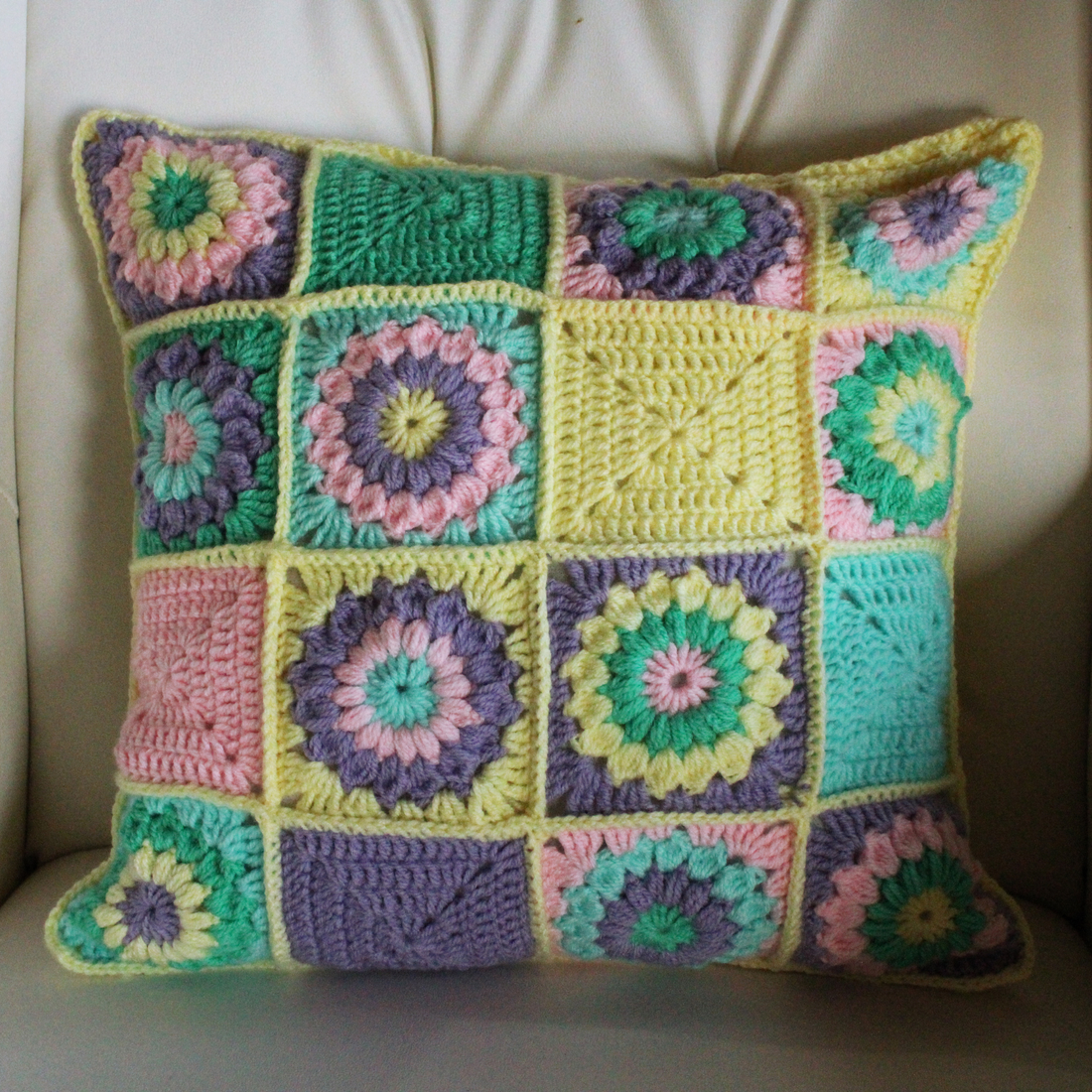 Fata de perna crosetata cu doua fete de 40x40cm.Una dintre fete este din granny squares, iar cealalta simpla. - casă & stil de viață - textile de casă - perne decorative, perne - Artynos.ro