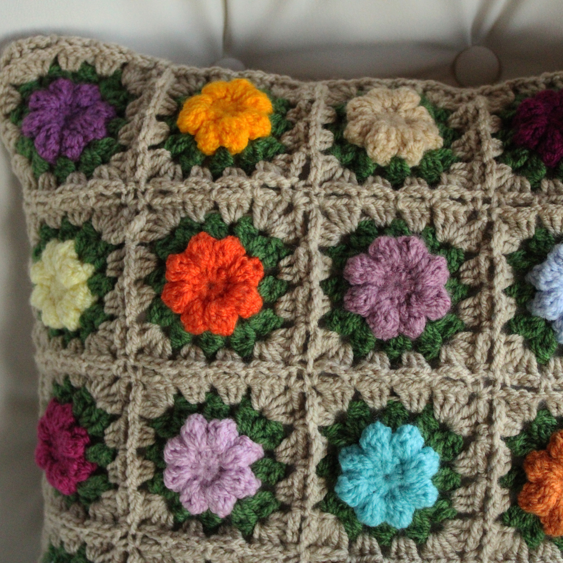 Fata de perna crosetata cu doua fete de 40x40cm.Una dintre fete este din granny squares, iar cealalta simpla. - accesorii locuință - textile de casă - perne decorative, perne - Artynos.ro