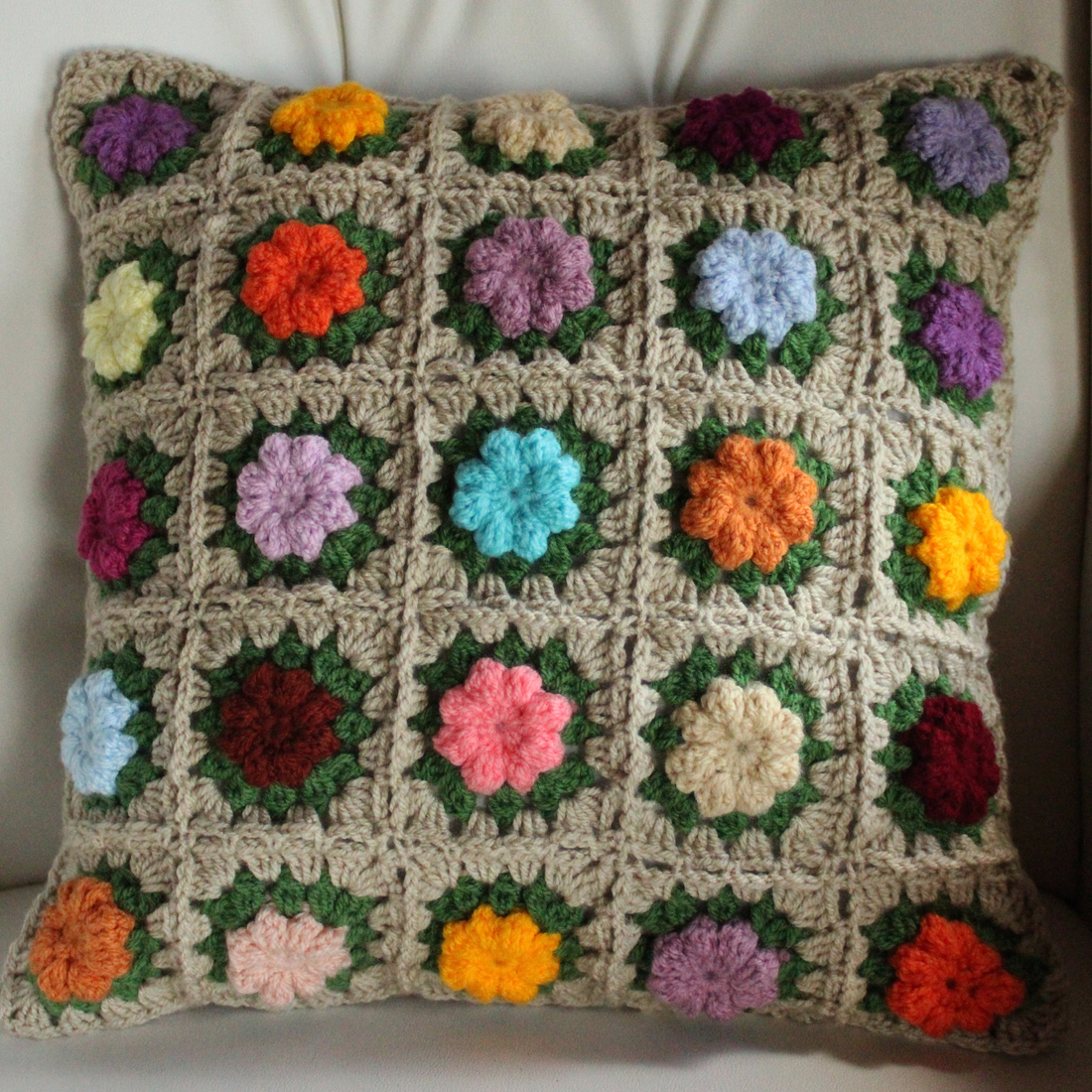 Fata de perna crosetata cu doua fete de 40x40cm.Una dintre fete este din granny squares, iar cealalta simpla. - accesorii locuință - textile de casă - perne decorative, perne - Artynos.ro