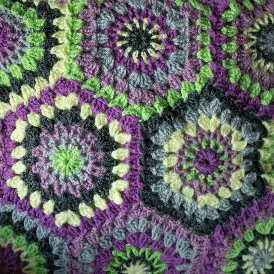 Fata de perna crosetata cu doua fete de 40x40cm.Una dintre fete este din granny squares hexagon, iar cealalta simpla. - accesorii locuință - textile de casă - perne scaun, huse perne de scaun - Artynos.ro