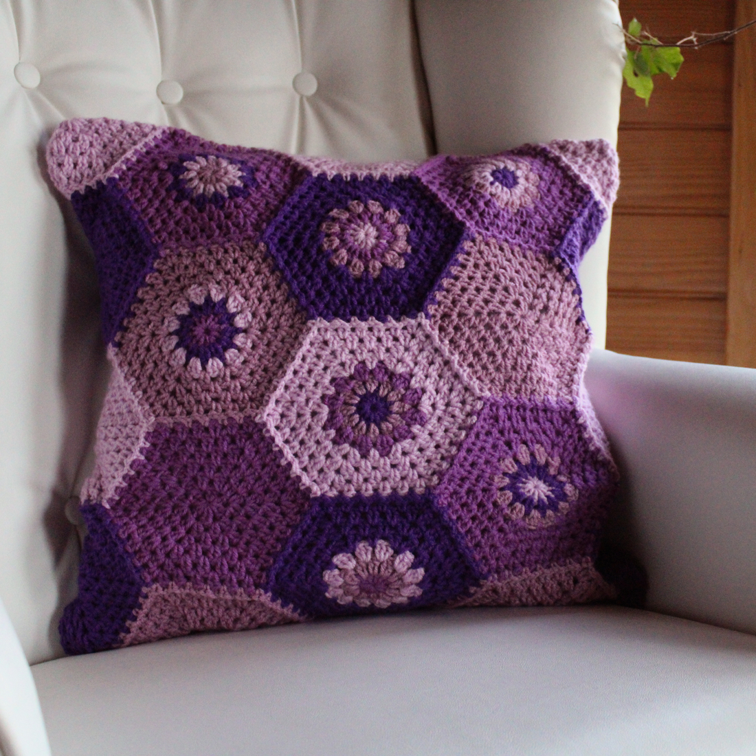 Fata de perna crosetata de 50x50cm. Ambele fete sunt identice, realizate din hexagoane. - accesorii locuință - textile de casă - perne decorative, perne - Artynos.ro