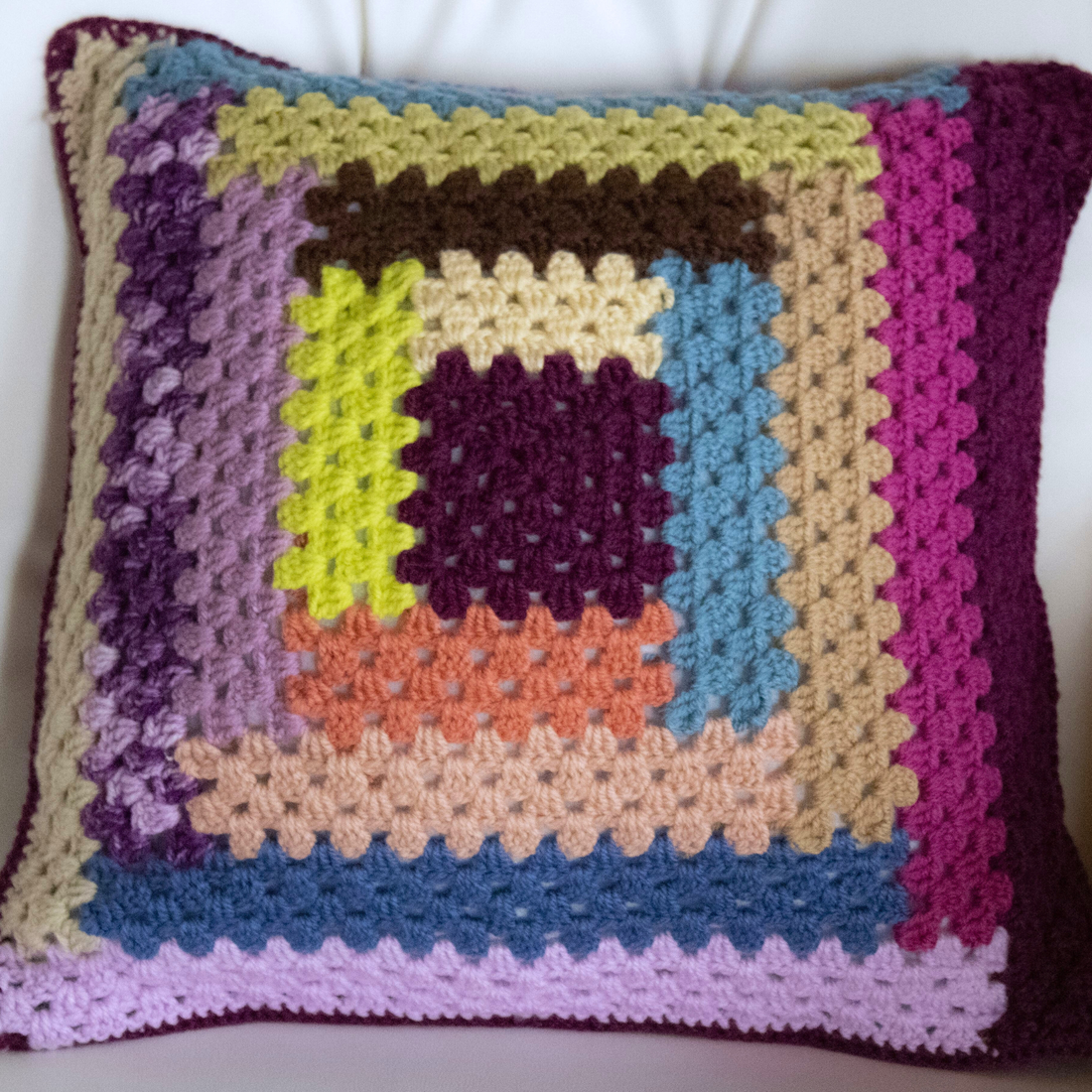 Fata de perna crosetata cu doua fete de 40x40cm.Una dintre fete este din granny squares florale, cealalta in dungi - accesorii locuință - textile de casă - perne decorative, perne - Artynos.ro