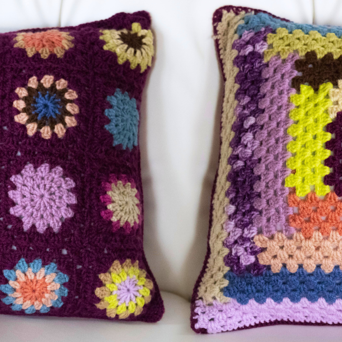 Fata de perna crosetata cu doua fete de 40x40cm.Una dintre fete este din granny squares florale, cealalta in dungi - accesorii locuință - textile de casă - perne decorative, perne - Artynos.ro