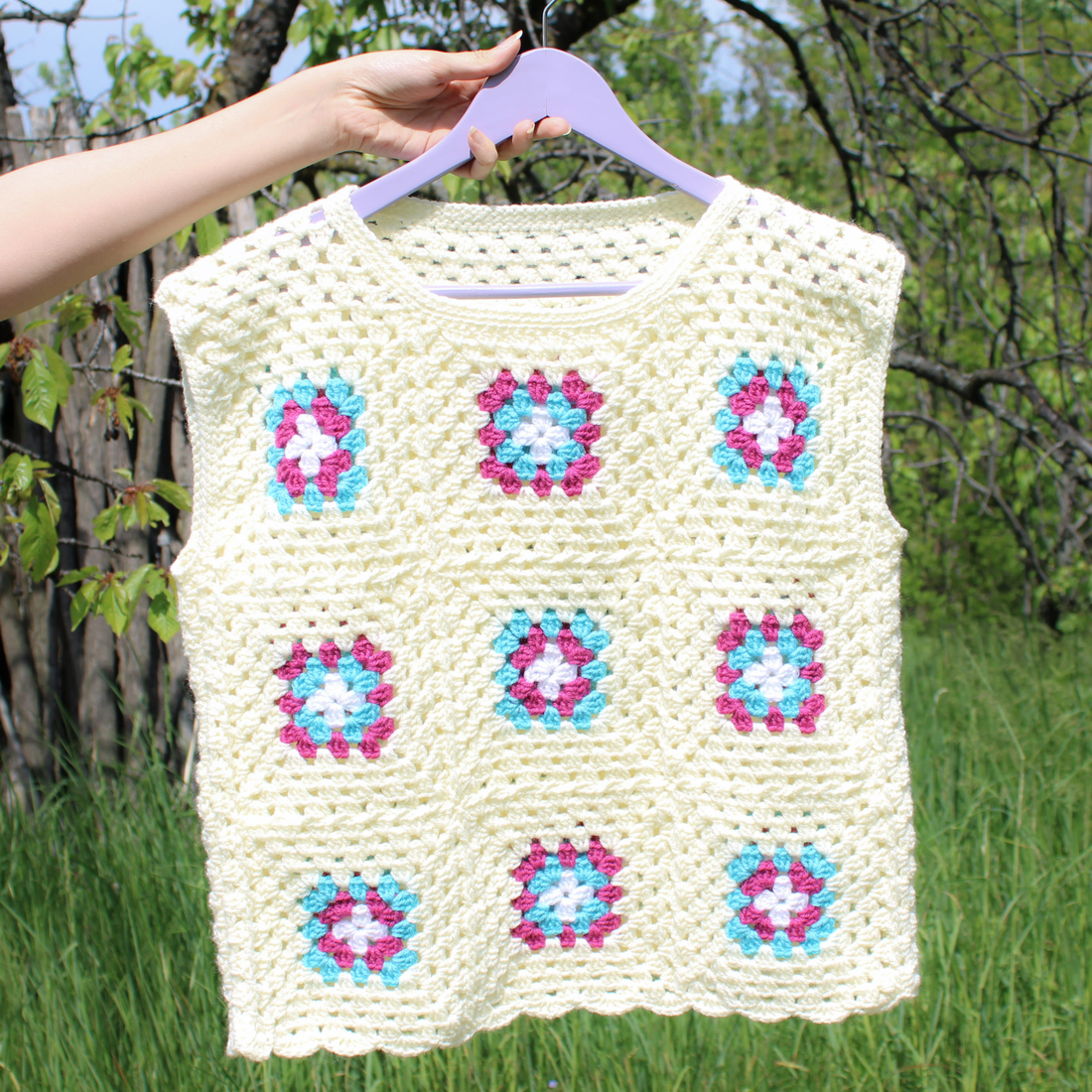 L - Vesta crosetata din fir acrilic certificat oeko tex din granny squares - îmbrăcăminte și modă - haine damă - tricou și top de damă - Artynos.ro