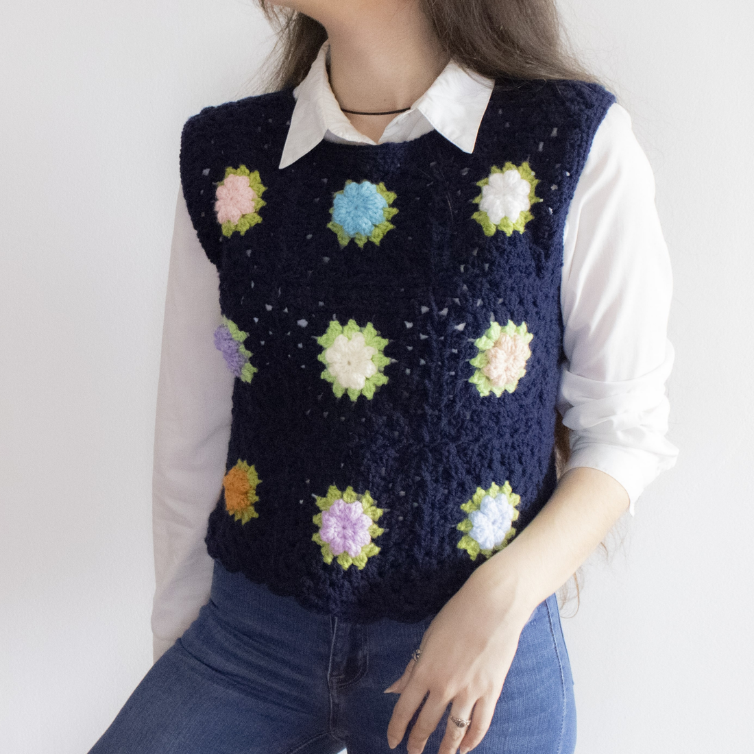 S - Vesta crosetata din fir acrilic realizata din granny squares florale - îmbrăcăminte și modă - haine damă - tricou și top de damă - Artynos.ro