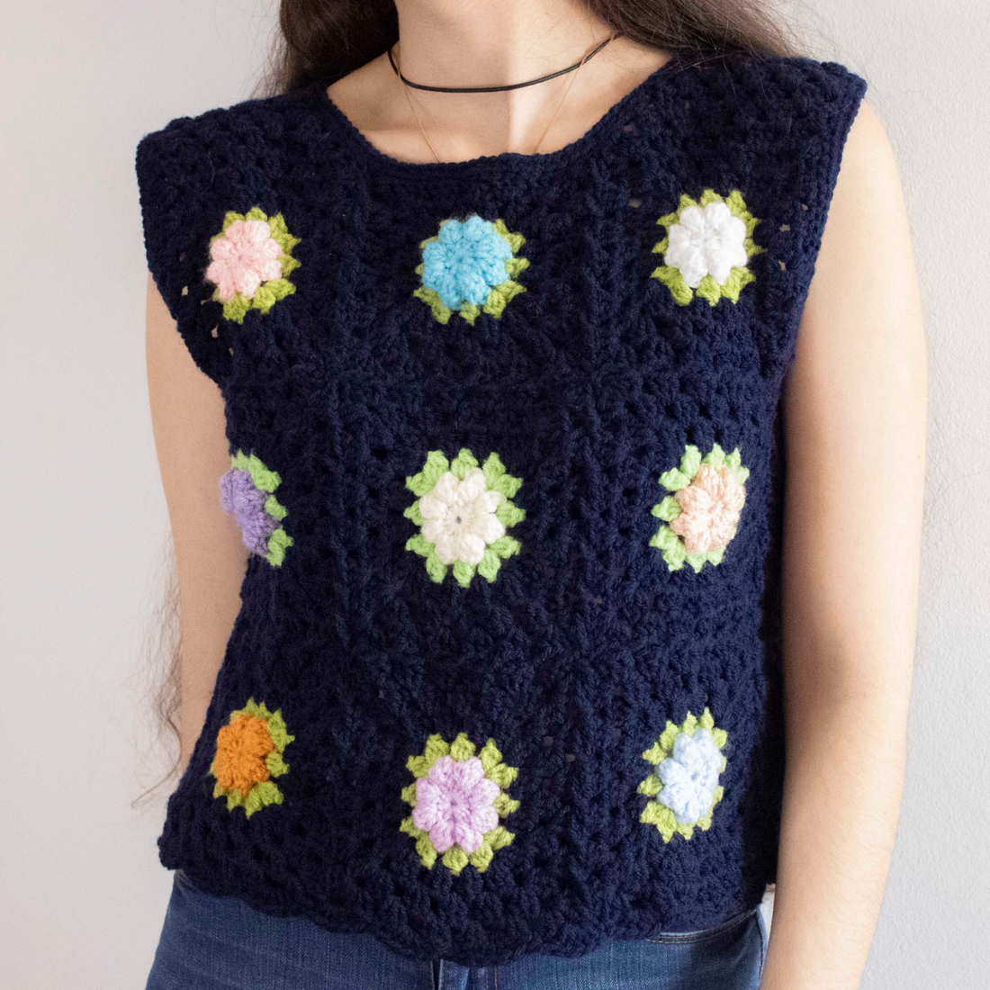 S - Vesta crosetata din fir acrilic realizata din granny squares florale - îmbrăcăminte și modă - haine damă - tricou și top de damă - Artynos.ro