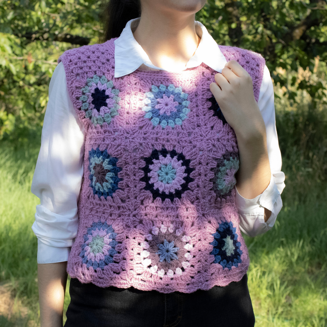 S - Vesta crosetata din fir acrilic realizata din granny squares - îmbrăcăminte și modă - haine damă - tricou și top de damă - Artynos.ro