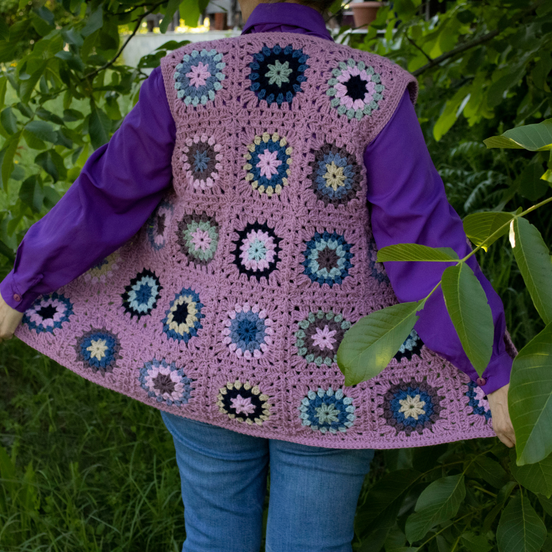 M - Vesta deschisa crosetata din fir acrilic realizata din granny squares - îmbrăcăminte și modă - haine damă - tricou și top de damă - Artynos.ro