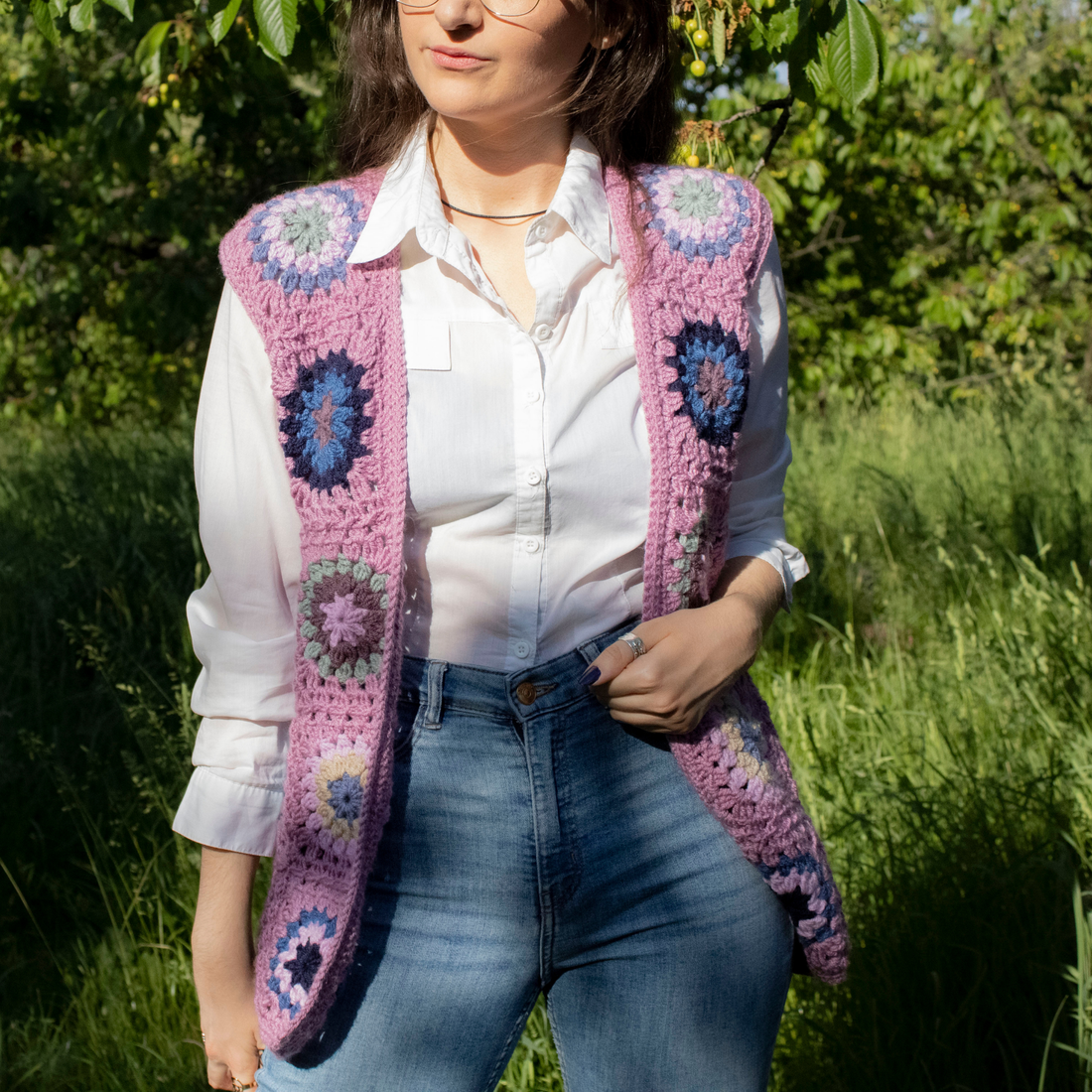 M - Vesta deschisa crosetata din fir acrilic realizata din granny squares - îmbrăcăminte și modă - haine damă - tricou și top de damă - Artynos.ro