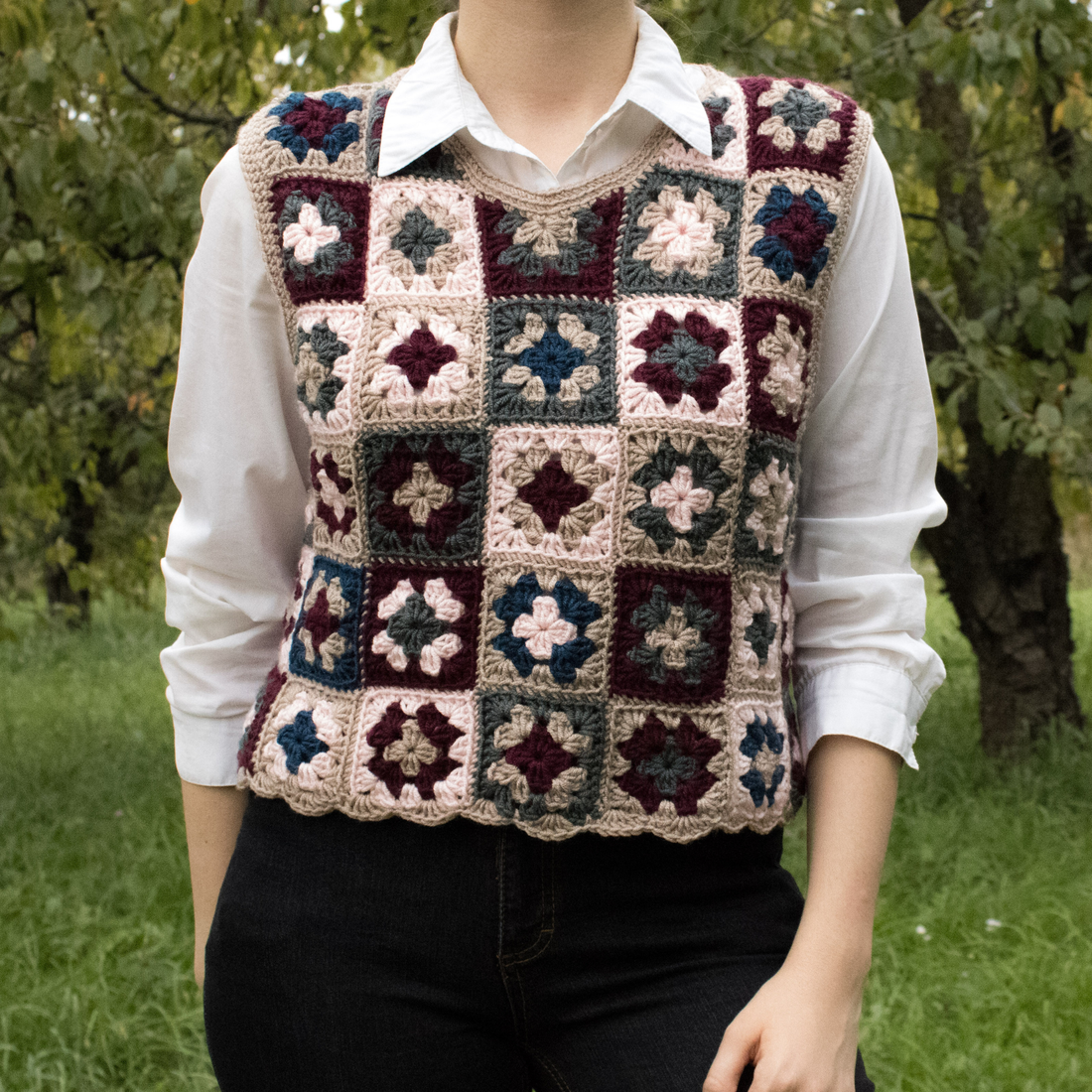 S - Vesta crosetata din fir acrilic realizata din granny squares - îmbrăcăminte și modă - haine damă - tricou și top de damă - Artynos.ro