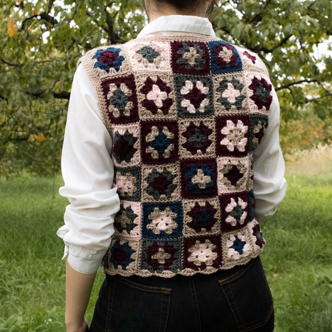 S - Vesta crosetata din fir acrilic realizata din granny squares - îmbrăcăminte și modă - haine damă - tricou și top de damă - Artynos.ro