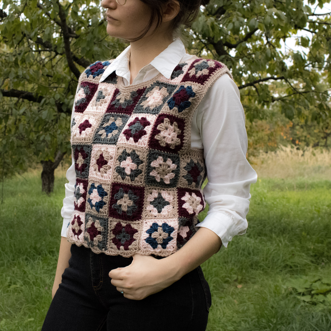 S - Vesta crosetata din fir acrilic realizata din granny squares - îmbrăcăminte și modă - haine damă - tricou și top de damă - Artynos.ro