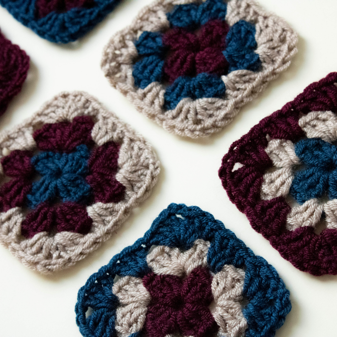 Granny squares (Patratul bunicii) crosetate in mai multe combinatii de culori - accessorii și unelte - accesorii decorative - alte accesorii - Artynos.ro