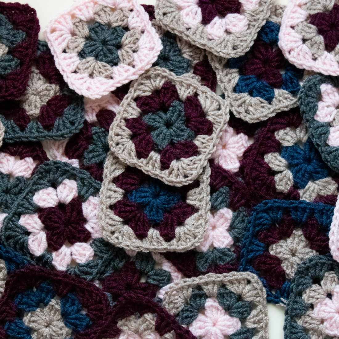 Granny squares (Patratul bunicii) crosetate in mai multe combinatii de culori - accessorii și unelte - accesorii decorative - alte accesorii - Artynos.ro