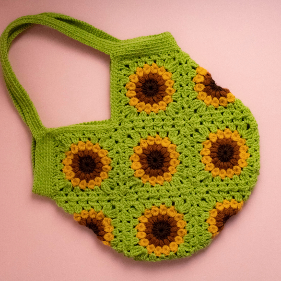 Geanta Florala Crosetata. Geantă tip tote bag cu granny squares floarale creată din fir acrilic. - geantă și husă - geantă pentru cumpărături - geantă shopper, geantă tote, geantă textilă - Artynos.ro