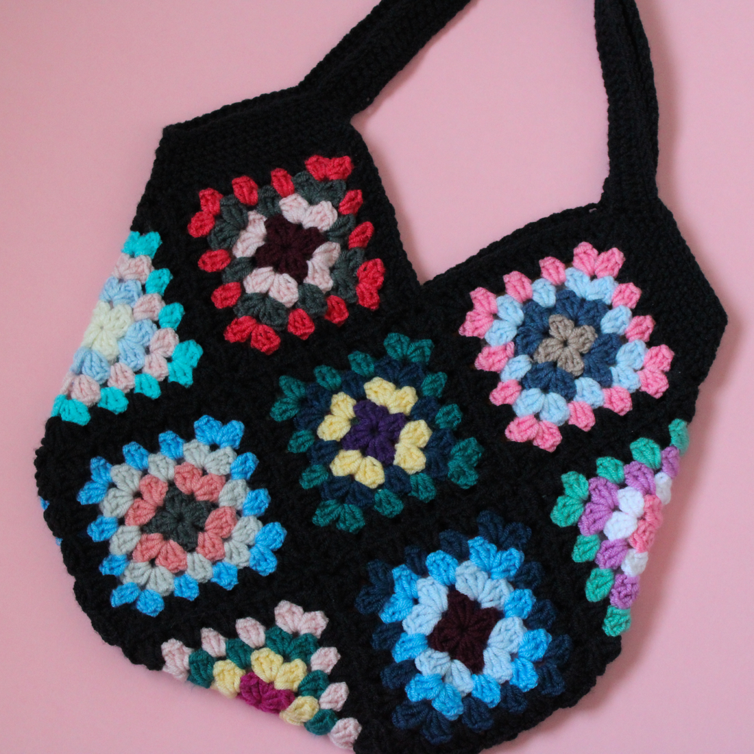 Geanta Crosetata. Geantă tip tote bag cu granny squares in dungi creată din fir acrilic. - geantă și husă - geantă pentru cumpărături - geantă shopper, geantă tote, geantă textilă - Artynos.ro