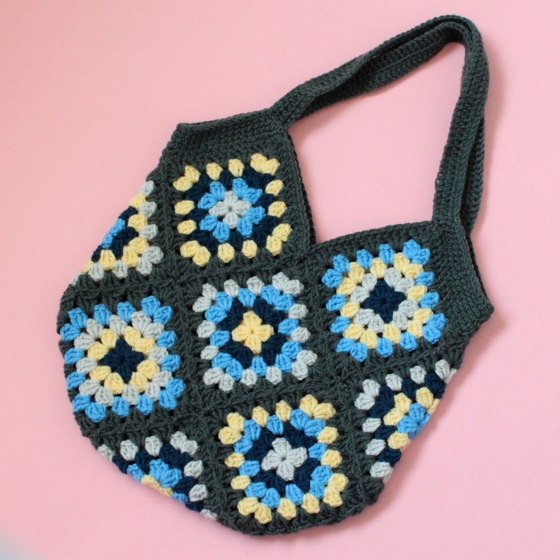 Geanta Crosetata. Geantă tip tote bag cu granny squares in dungi creată din fir acrilic. - geantă și husă - geantă pentru cumpărături - geantă shopper, geantă tote, geantă textilă - Artynos.ro