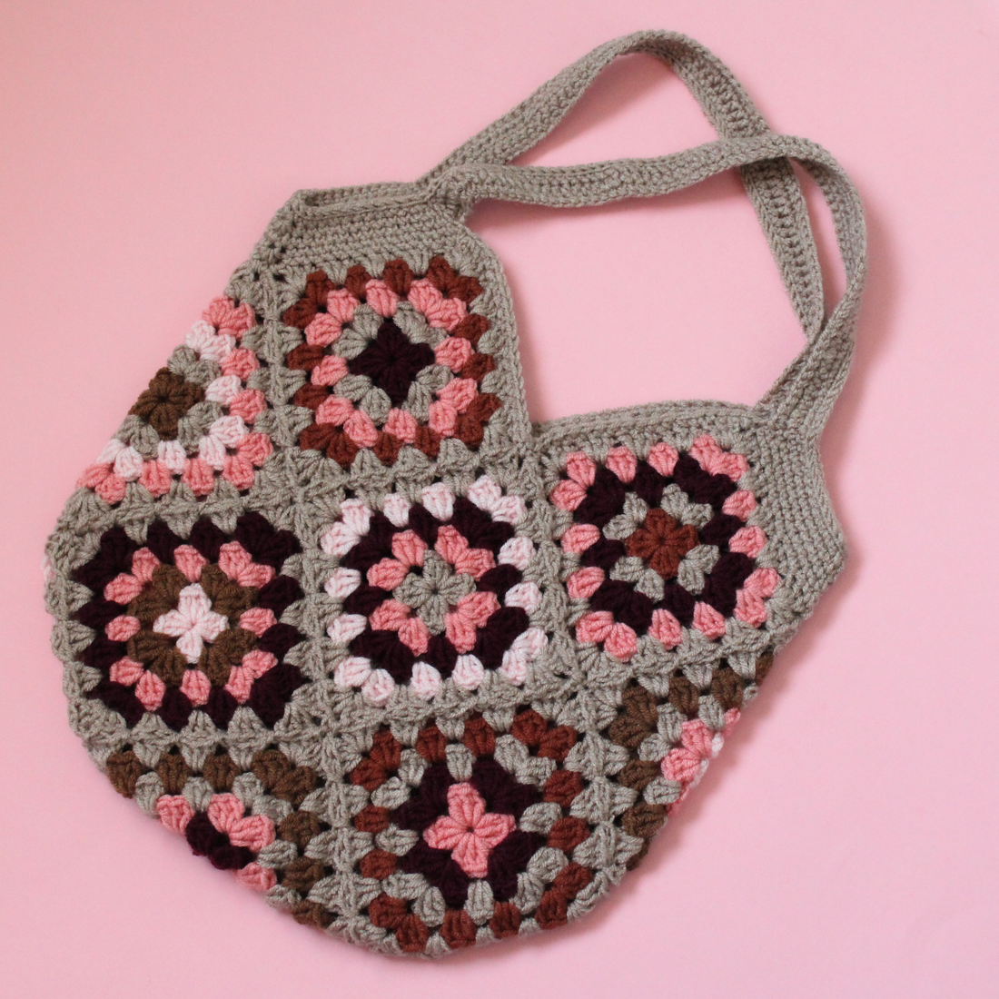 Geanta Crosetata. Geantă tip tote bag cu granny squares in dungi creată din fir acrilic. - geantă și husă - geantă pentru cumpărături - geantă shopper, geantă tote, geantă textilă - Artynos.ro