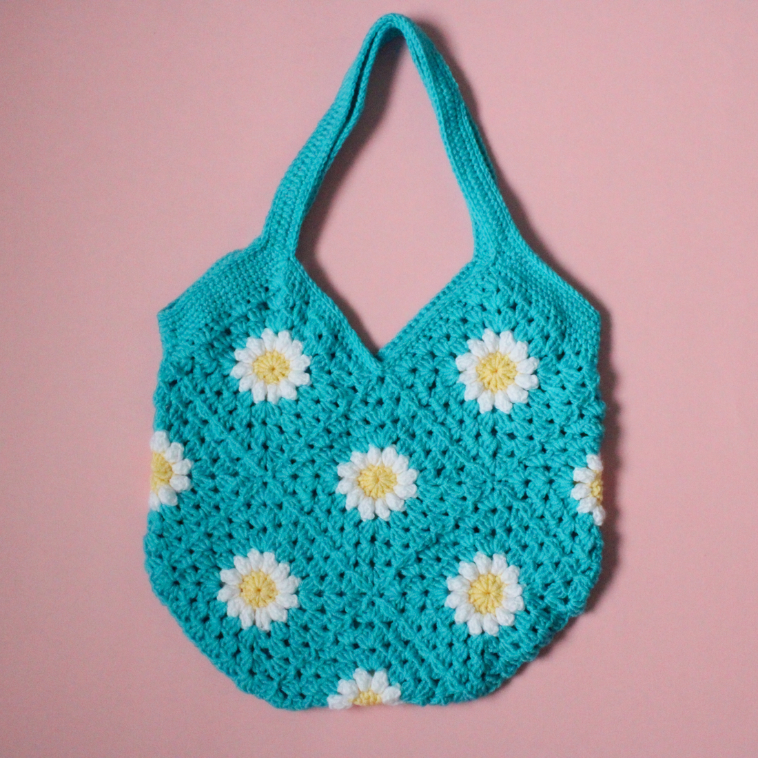 Geanta Florala Crosetata. Geantă tip tote bag cu granny squares floarale creată din fir acrilic. - geantă și husă - geantă pentru cumpărături - geantă shopper, geantă tote, geantă textilă - Artynos.ro