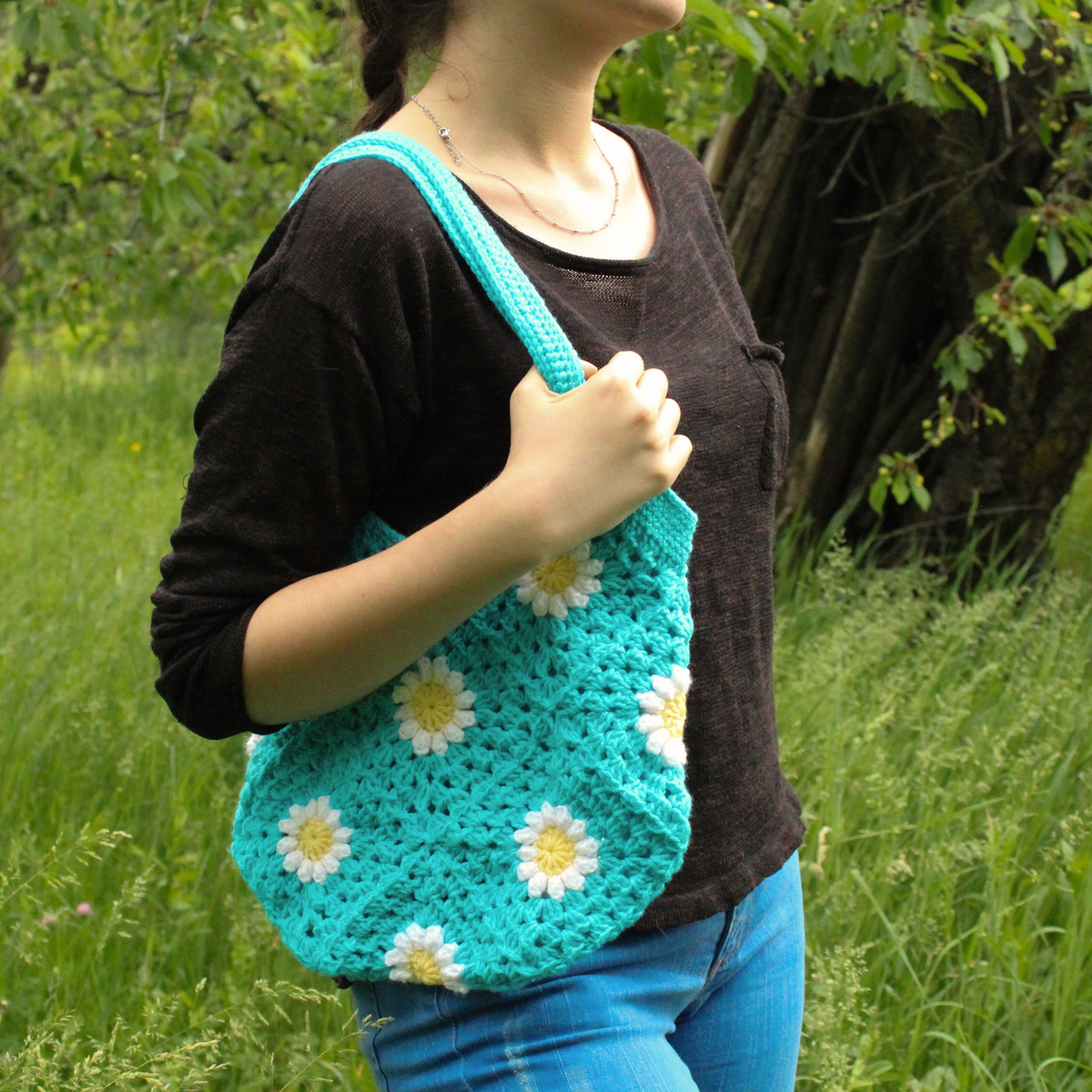 Geanta Florala Crosetata. Geantă tip tote bag cu granny squares floarale creată din fir acrilic. - geantă și husă - geantă pentru cumpărături - geantă shopper, geantă tote, geantă textilă - Artynos.ro