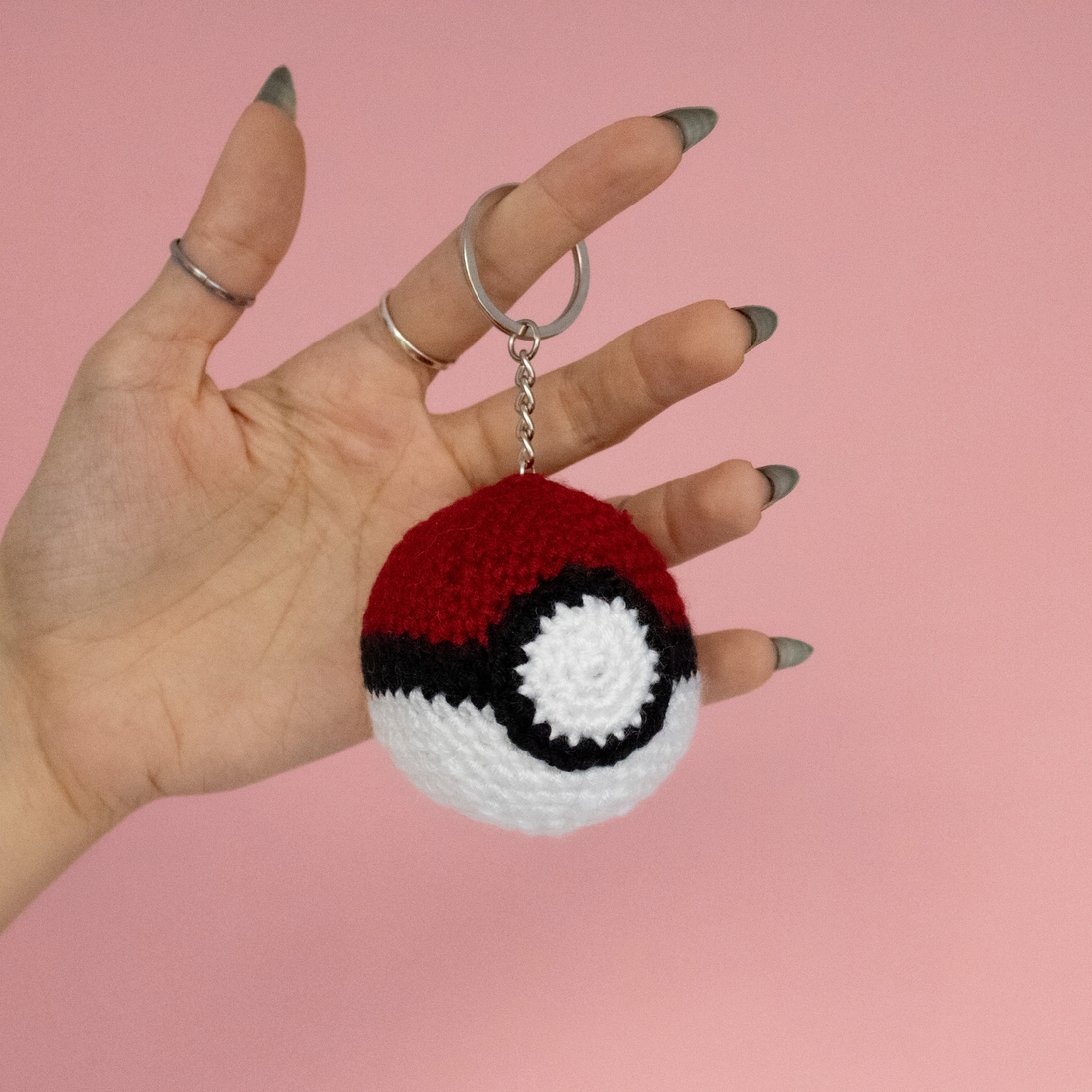 Breloc pokeball crosetat - geantă și husă - accesorii genți - breloc - Artynos.ro