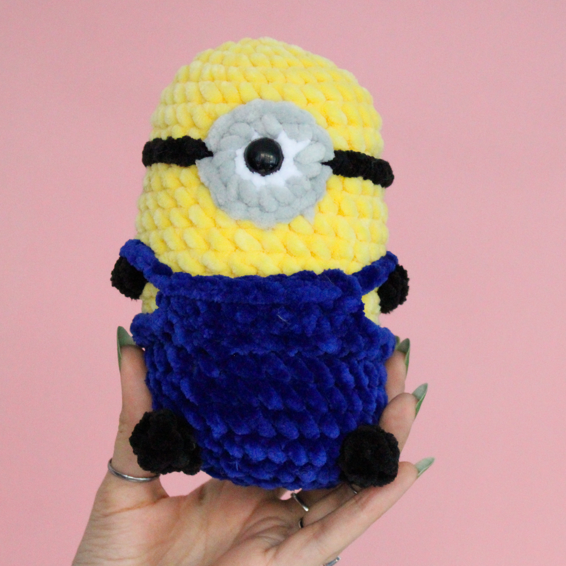 Jucarie din fir plusat - Minion crosetat  - jucării și echipamente pentru copii - jucării de pluș - figurine de pluș - Artynos.ro