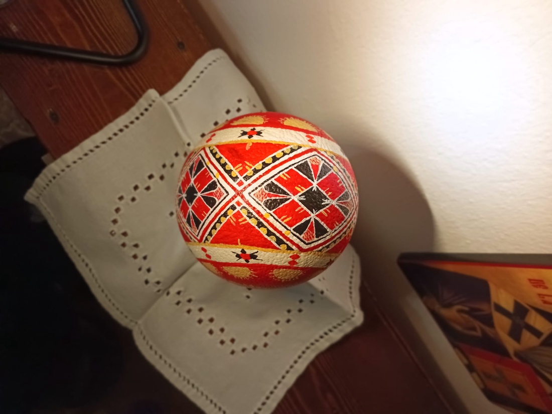 Ou de struț unicat pictat manual cu motive geometrice traditionale din Bucovina cu culori acrilice - casă & stil de viață - accesorii pentru decorat casa - decorațiuni de masă și decorațiuni pentru rafturi  - decorațiuni de masă - Artynos.ro