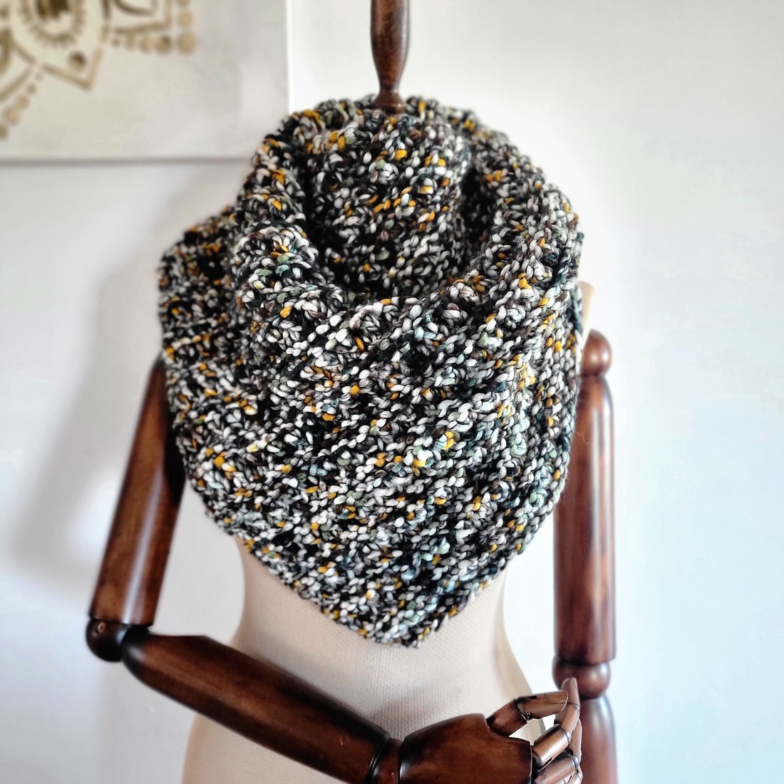 Twilight Hues Knitted Shawl - accesorii de crăciun - cadou tematic de moș crăciun, decorațiuni - cadouri de moș crăciun - Artynos.ro