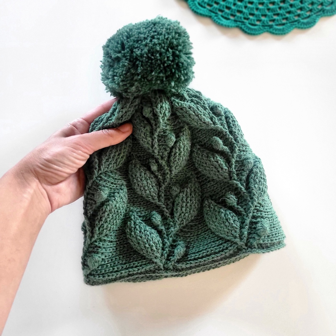 Cozy Crochet Beanie with Pom-Pom - îmbrăcăminte și modă - eșarfe, pălării, șaluri - căciulă - Artynos.ro