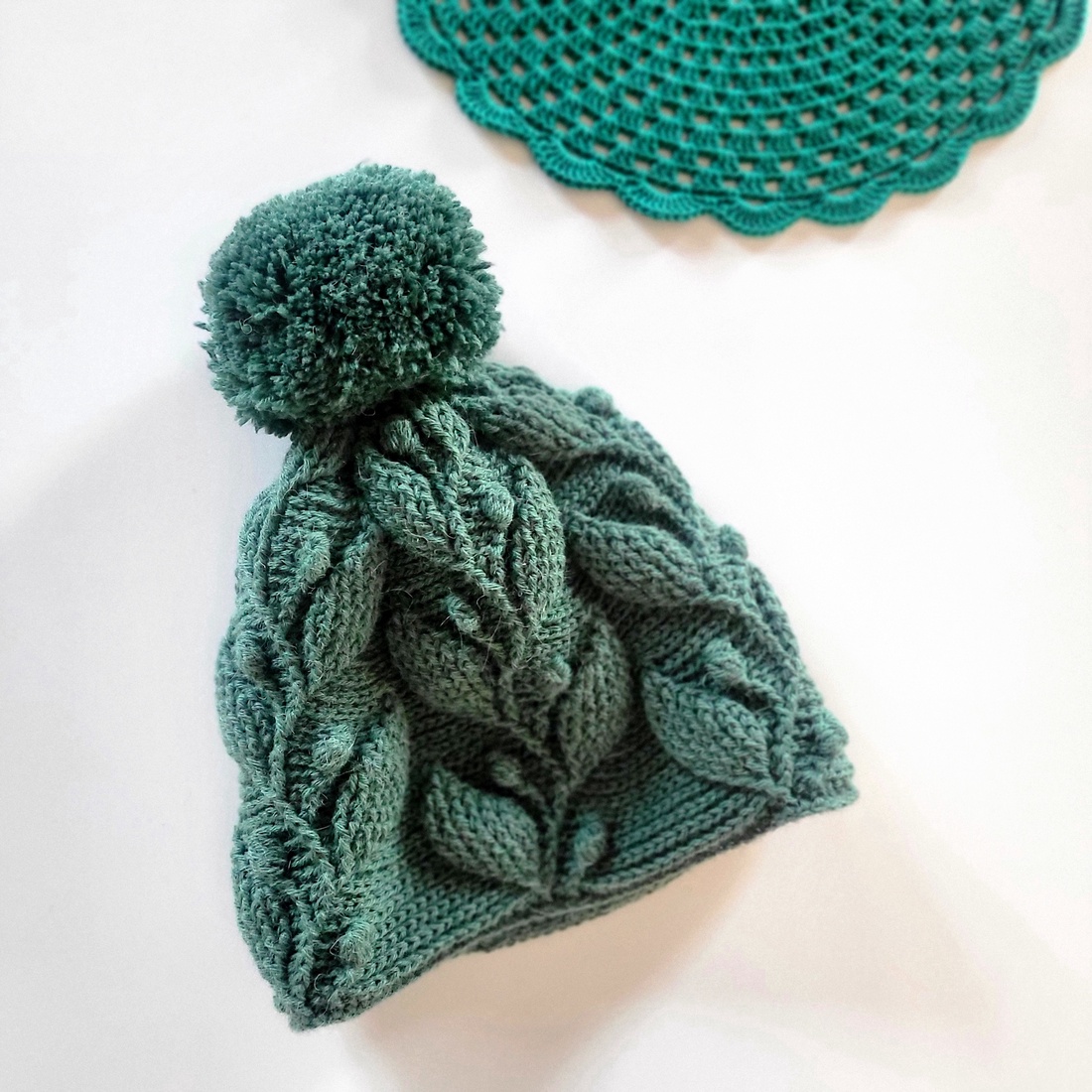 Cozy Crochet Beanie with Pom-Pom - îmbrăcăminte și modă - eșarfe, pălării, șaluri - căciulă - Artynos.ro