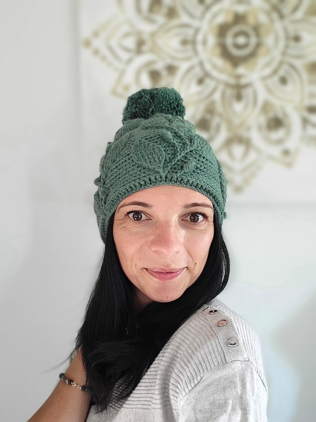 Cozy Crochet Beanie with Pom-Pom - îmbrăcăminte și modă - eșarfe, pălării, șaluri - căciulă - Artynos.ro