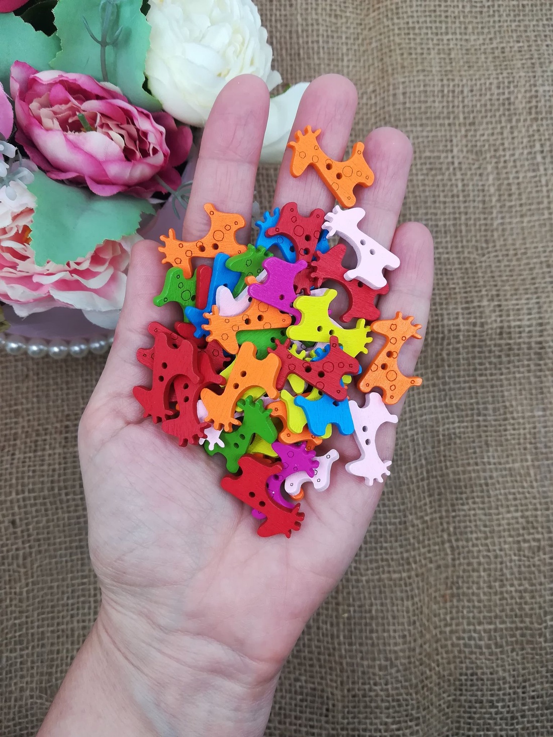 Nasturi din lemn, girafe colorate - accessorii și unelte - mercerie - buton - buton din plastic - Artynos.ro