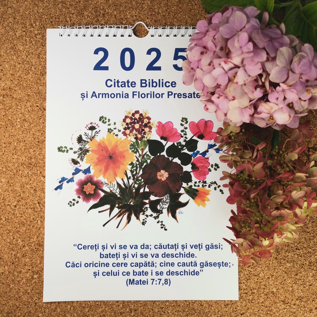 Calendar de Perete cu Citate Biblice și Imagini cu Flori Presate - Cadoul Perfect pentru Iubitorii de Natură și Artă - casă & stil de viață - accesorii pentru decorat casa - decorațiuni de pereți, decorațiuni suspendate - calendar perete - Artynos.ro