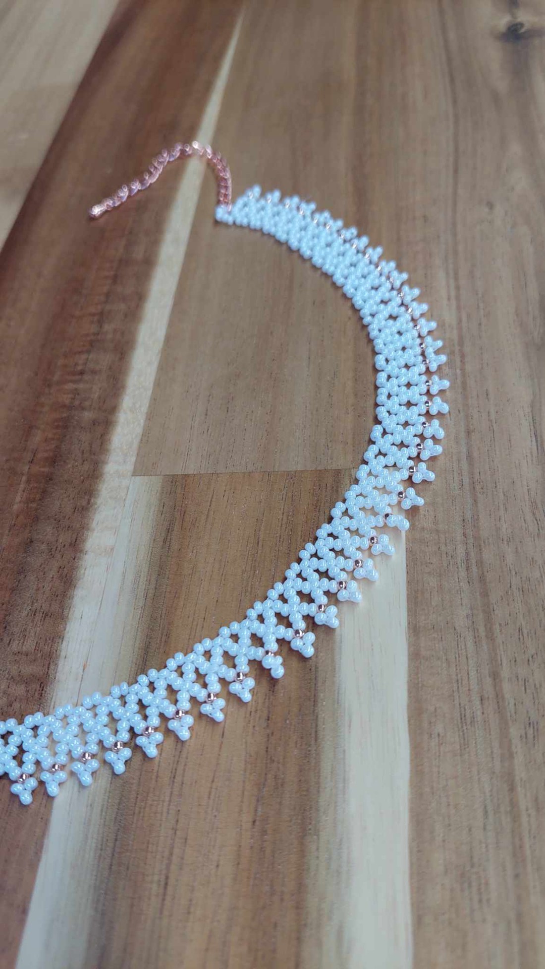 Colier choker (alb perlat - auriu roz) - bijuterii - coliere - coliere cu mărgele - Artynos.ro