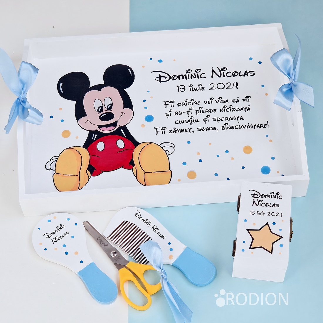 Set prima aniversare baiat Mickey tava mot personalizata pictata manual - jucării și echipamente pentru copii - saci și seturi pentru copii - seturi pentru copii - Artynos.ro