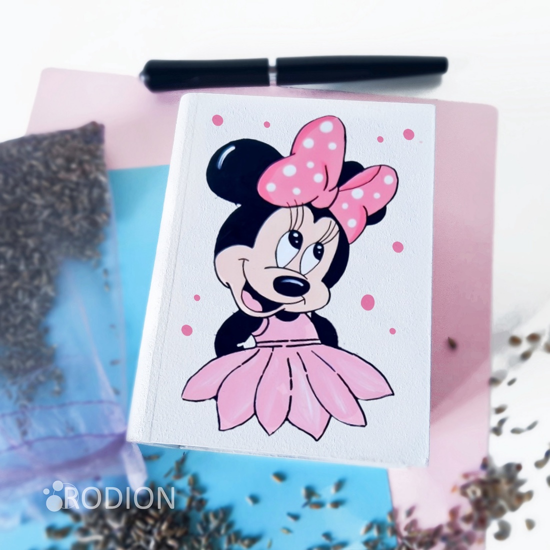 Pusculita din lemn Minnie Mouse pictata manual personalizata cu mesaj - casă & stil de viață - accesorii pentru decorat casa - decorațiuni de masă și decorațiuni pentru rafturi  - pușculițe - Artynos.ro