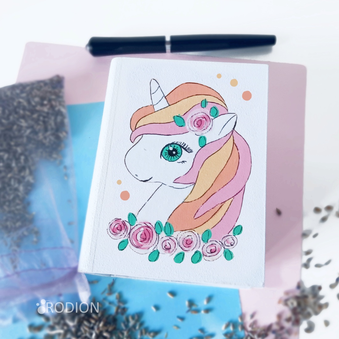 Pusculita din lemn Unicorn pictata manual personalizata cu mesaj - casă & stil de viață - accesorii pentru decorat casa - decorațiuni de masă și decorațiuni pentru rafturi  - pușculițe - Artynos.ro