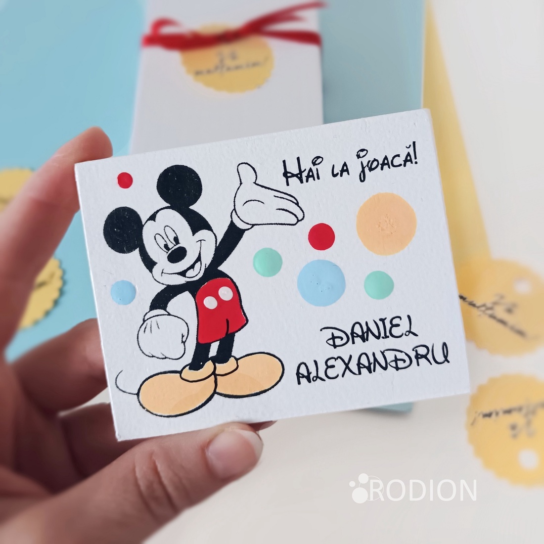 Marturii botez baietel pictat manual personalizate cu nume Mickey Mouse - jucării și echipamente pentru copii - daruri de botez - Artynos.ro