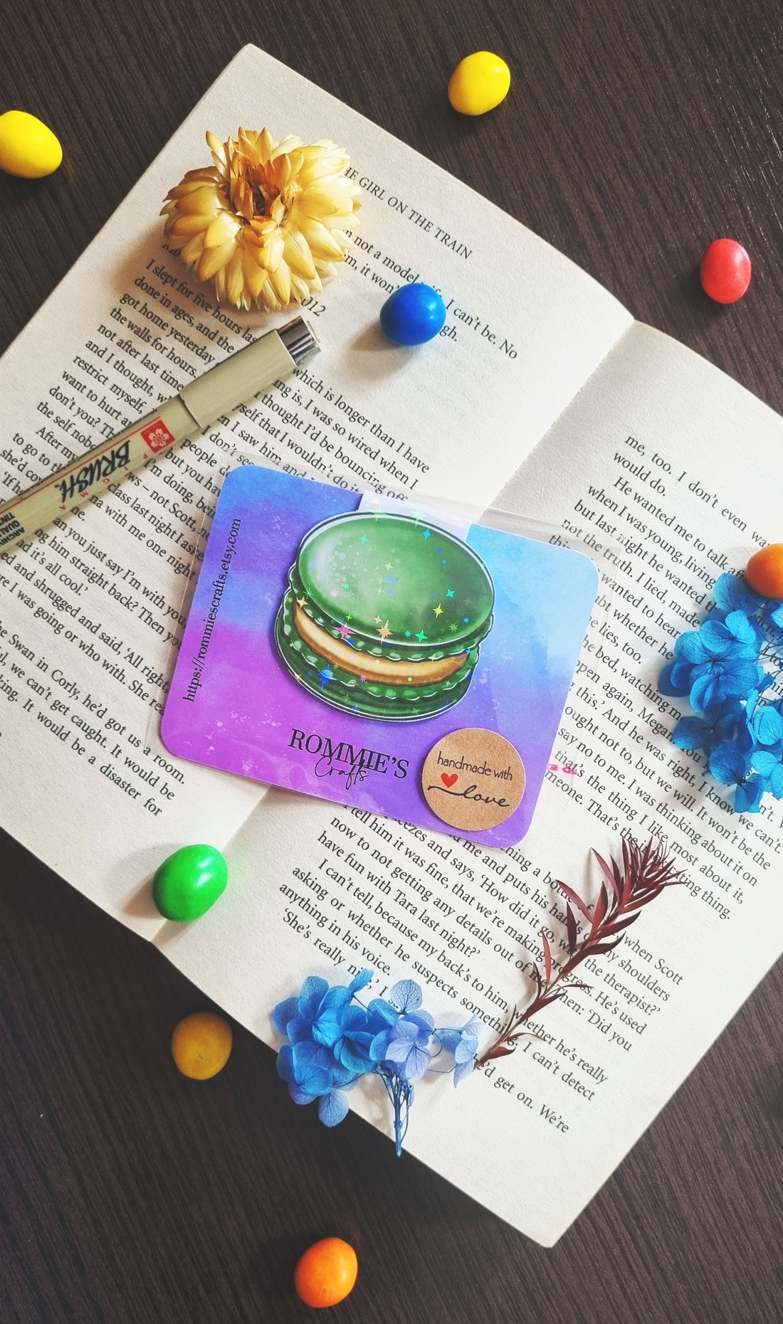 Semn de carte magnetic cu macarons, handmade - laminat cu efect holo - cadou dragut pentru iubitorii de carti  - cărți și creații cu tematică muzicală, cadouri - semn de carte - Artynos.ro