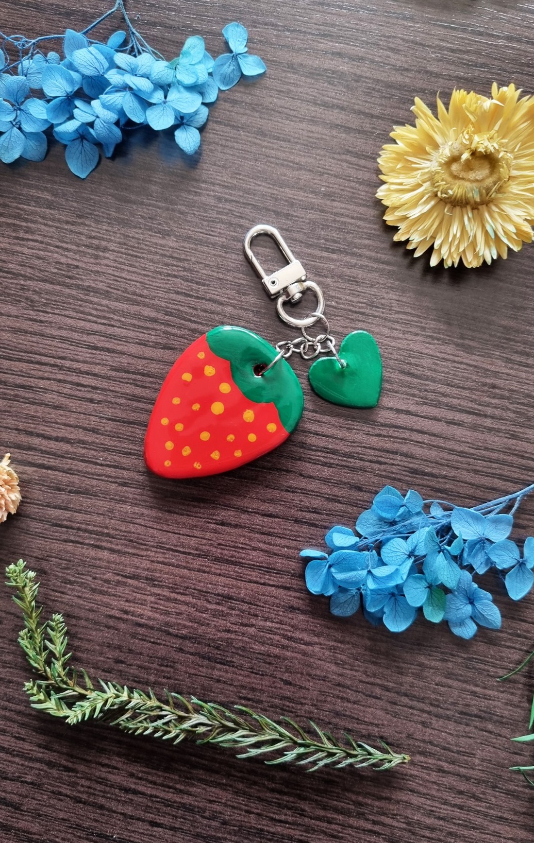 Breloc Handmade Cottagecore cu Capsuna - Charm Dragut din Lut si Rasina Epoxidica - Accesoriu Inspirat de Natura - geantă și husă - accesorii genți - breloc - Artynos.ro