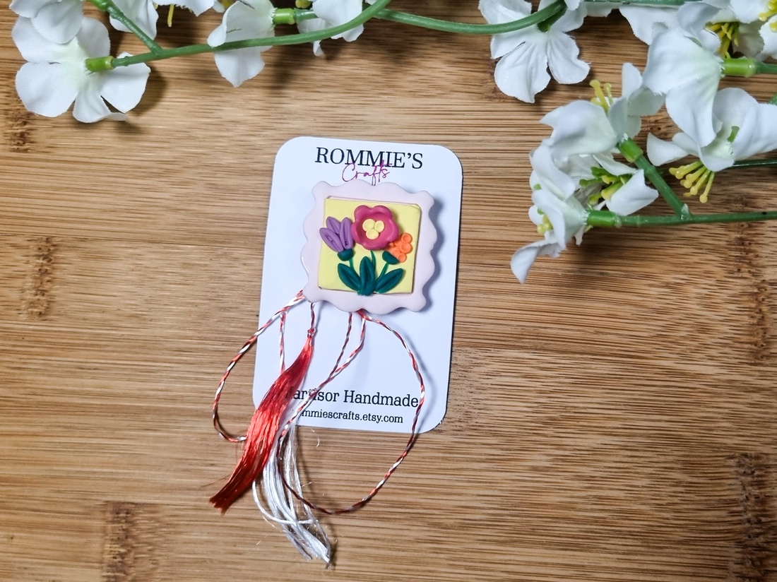 Martisor Handmade Timbru Floral din Lut Polimeric  Brosa cu Ac si Snur Traditional Alb-Rosu - bijuterii - mărțișor - Artynos.ro