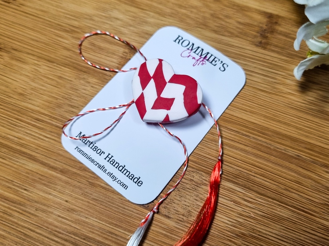 Martisor Handmade Inima Abstracta din Lut Polimeric  Brosa cu Ac si Snur Traditional Alb-Rosu - bijuterii - mărțișor - Artynos.ro