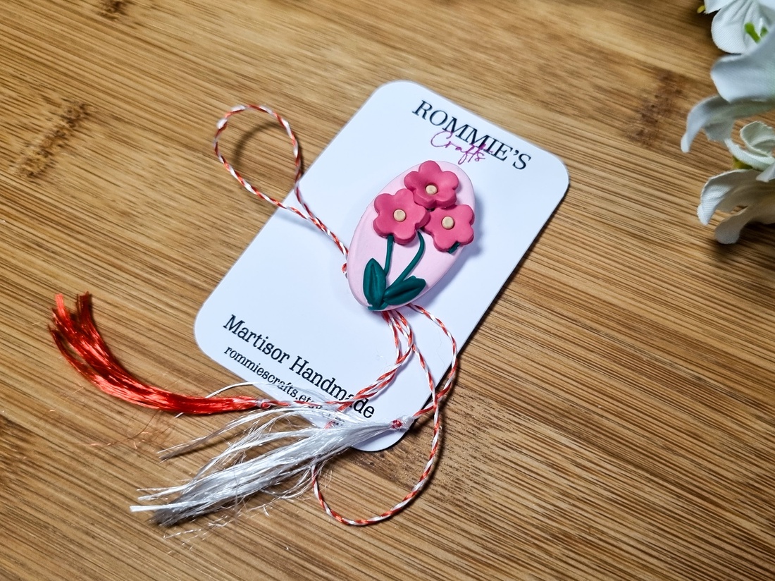 Martisor Handmade Flori Roz din Lut Polimeric  Brosa cu Ac si Snur Traditional Alb-Rosu - bijuterii - mărțișor - Artynos.ro